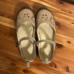 JBU size 7 medium width. Beige. Worn 3-4 times